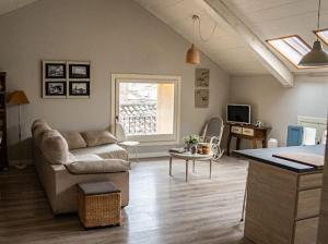 a living room with a couch and a table at Casa de Tintas in Cuenca