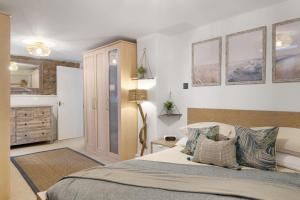a bedroom with a bed and a bathroom at Beautiful Apartment with Parking Central Exeter in Dean