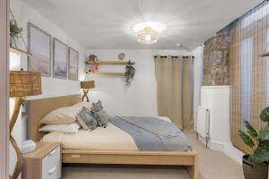 a bedroom with a bed in a room at Beautiful Apartment with Parking Central Exeter in Dean