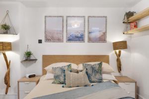 a bedroom with a bed and three windows at Beautiful Apartment with Parking Central Exeter in Dean
