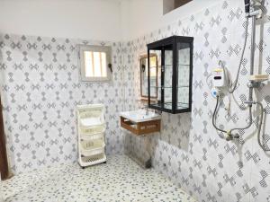a bathroom with a sink and a shower at Residence MiMi Alouar Ziguinchor in Tilel +19 photos