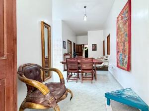 a living room with a chair and a table at Residence MiMi Alouar Ziguinchor in Tilel