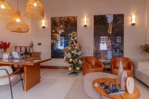 a living room with a table and chairs at Villa Hortensia in Mucugê