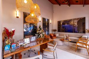 a living room with a desk and chairs at Villa Hortensia in Mucugê