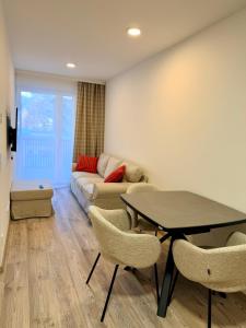 a living room with a table and chairs and a couch at GG Apartment 7 in Garmisch-Partenkirchen