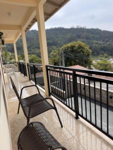 two chairs on a balcony with a view of the water at Casa Brisa do Mar in Governador Celso Ramos