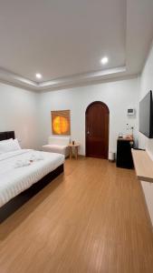 a hotel room with a bed and a television at สังข์เงินรีสอร์ท2 in Nakhon Sawan
