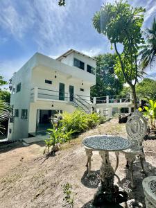 a stone bench in front of a house at Maison das Artes morere in Cairu