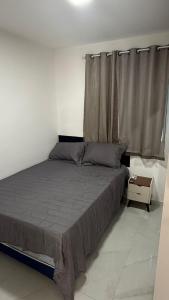 a bedroom with a bed and a window at Casa nova e aconchegante em condomínio in Petrolina