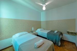 a hospital room with two beds and a fan at Espaçoso e Confortável Próximo da UEM - EL08 in Maringá