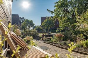 ein Garten mit einer Bank in der Mitte in der Unterkunft Elbkajüte in Grünendeich + 4 Fotos