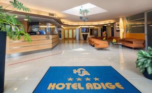 una hall d'ospedale con un tappeto da hotel sul pavimento di Best Western Hotel Adige a Trento Altre 282 foto