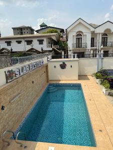 a swimming pool on the roof of a house at SLAR Résidence in Douala