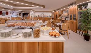 una cucina con piatti e pasticcini su un bancone di Best Western Hotel Adige a Trento