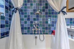 a bathroom with a tub with a shower curtain at 2 Bed in Hunningham oc-h34740 in Bubbenhall +20 photos