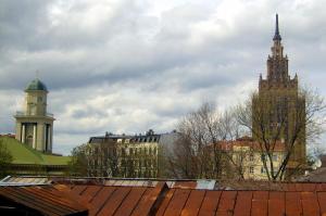 Blick auf eine Stadt mit zwei Türmen und Gebäuden in der Unterkunft Elegant Apartment in Riga