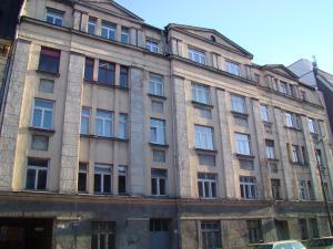 un antiguo edificio de piedra con ventanas en una calle en Elegant Apartment, en Riga