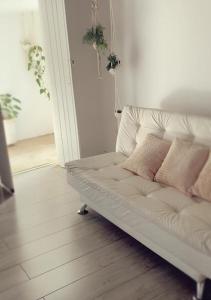a white couch sitting in a living room at Casa das Plantas in Piraju