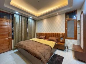 ein Schlafzimmer mit einem großen Bett in einem Zimmer in der Unterkunft PiNE&PEAK in Shimla