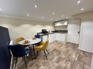 a kitchen and dining room with a table and chairs at The old greengrocers Battlesbridge in Rawreth