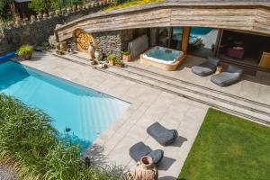 an overhead view of a pool with chairs and a tub at Pagórek w Brennej in Brenna +61 photos