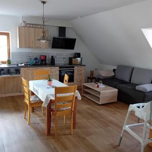 a living room with a table and a couch at Ferienwohnung Dietz in Dießen am Ammersee