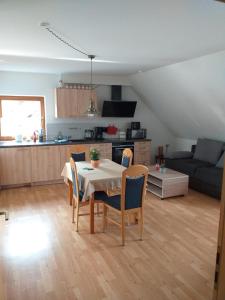a kitchen and living room with a table and chairs at Ferienwohnung Dietz in Dießen am Ammersee