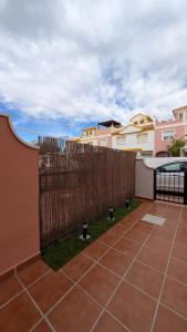 a fence on the side of a building with a patio at Casa Trastévere in San Juan de los Terreros