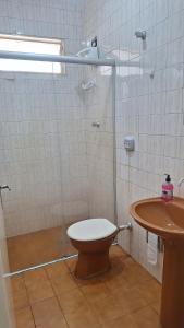 a bathroom with a shower with a toilet and a sink at Casa para 6 pessoas completa in Ribeirão Preto