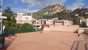 A general mountain view or a mountain view taken from Az apartmant