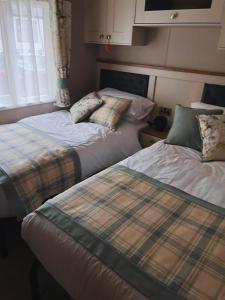 two beds sitting next to each other in a room at St Minver Hideaway in Saint Minver