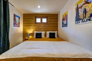 a bedroom with a large bed in a room at Tiny Chalet - near to Servoz train station in Les Houches