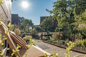 ein Garten mit einer Bank in der Mitte in der Unterkunft Elblounge in Grünendeich + 6 Fotos