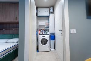 a laundry room with a washer and dryer at La casa di Aurora in Pavia