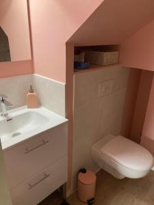 a small bathroom with a sink and a toilet at Grande chambre indépendante in Bruz