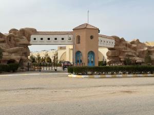 a building with an archway in front of a mountain at ريفيرا 1 in Ras Sedr
