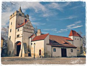 an old church with a tower and a building at Gästehaus am Stadttor in Naumburg