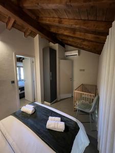 a bedroom with a bed with two towels on it at Casa da eira in Santo Emilião