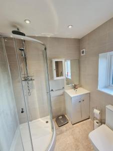 a bathroom with a shower and a sink at 3 Bedroom Spacious Bella Range Homes in Hornchurch +13 photos