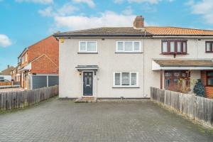 a house with a driveway in front of it at 3 Bedroom Spacious Bella Range Homes in Hornchurch