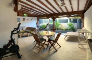 a living room with a table and chairs and a couch at L'abri côtier, plage sans sargasses à 3mn à pied in Port-Louis