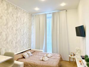 a bedroom with a bed with towels on it at Casa Telli - da Merilù in Turin