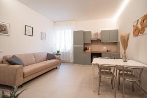 a living room with a couch and a table at Alloggio Viola - Gionic Apartments Bologna in Bologna +31 photos