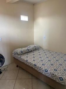 a bedroom with a bed in a room at Casa temporada in Arraial do Cabo