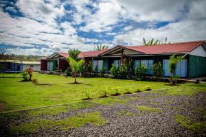 una casa con un cortile verde e una casa di Cabañas Tautira a Hanga Roa