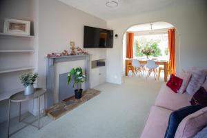 a living room with a purple couch and a fireplace at Hereford Long Term Comfortable Accommodation, 4 bedrooms with Parking in Hereford