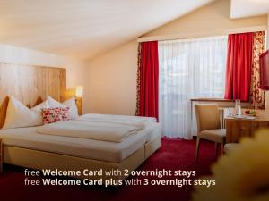 ein Hotelzimmer mit großem Bett und Übernachtungsmöglichkeiten in der Unterkunft Boutique Hotel Kögele Innsbruck Axamer Lizum in Innsbruck