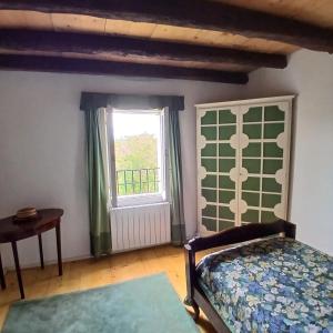 a bedroom with a bed and a window at Mandre-Chiggiato, Sesta Presa in Ca Corniani