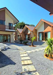 a row of houses with a pathway in front at Chortip House in Pai