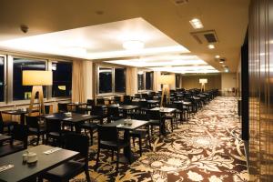 a dining room filled with tables and chairs at Sylter Hof Berlin in Berlin
